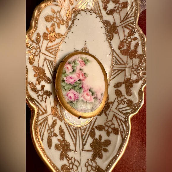 Beautiful Hand-Painted Roses Porcelain Brooch - Picture 3 of 3